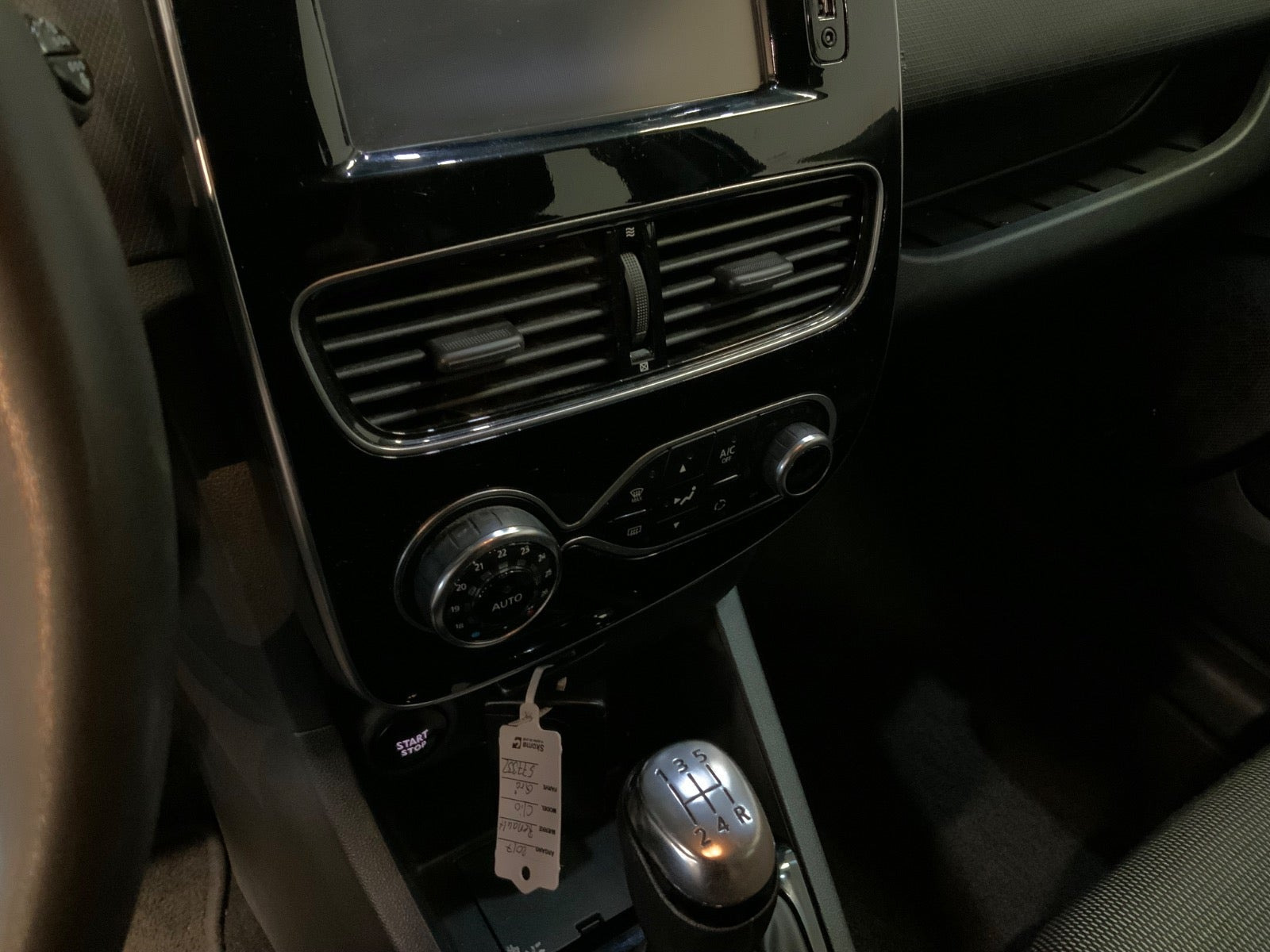 Grå Renault Clio IV fra 2017