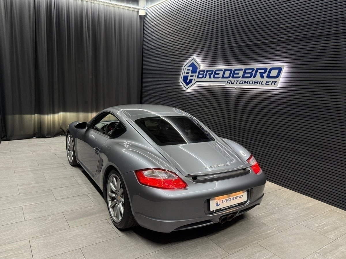 Grå Porsche Cayman S fra 2006
