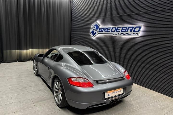 Grå Porsche Cayman S fra 2006