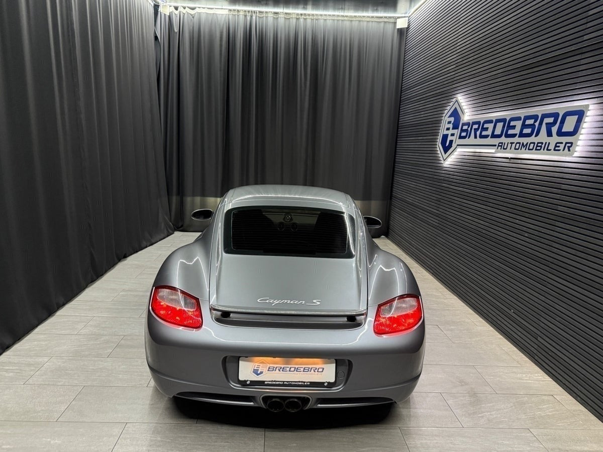 Grå Porsche Cayman S fra 2006