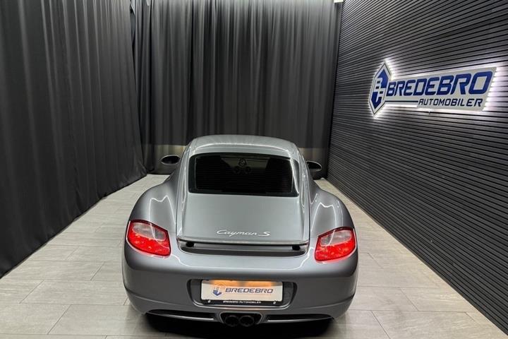 Grå Porsche Cayman S fra 2006