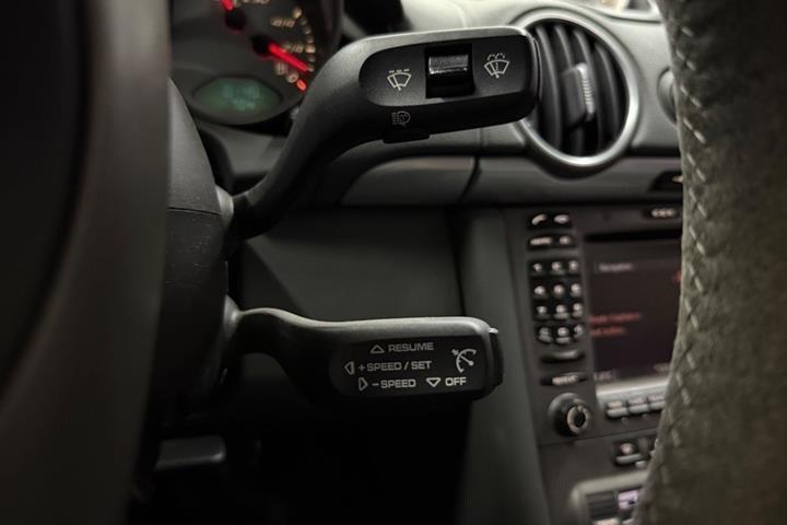 Grå Porsche Cayman S fra 2006