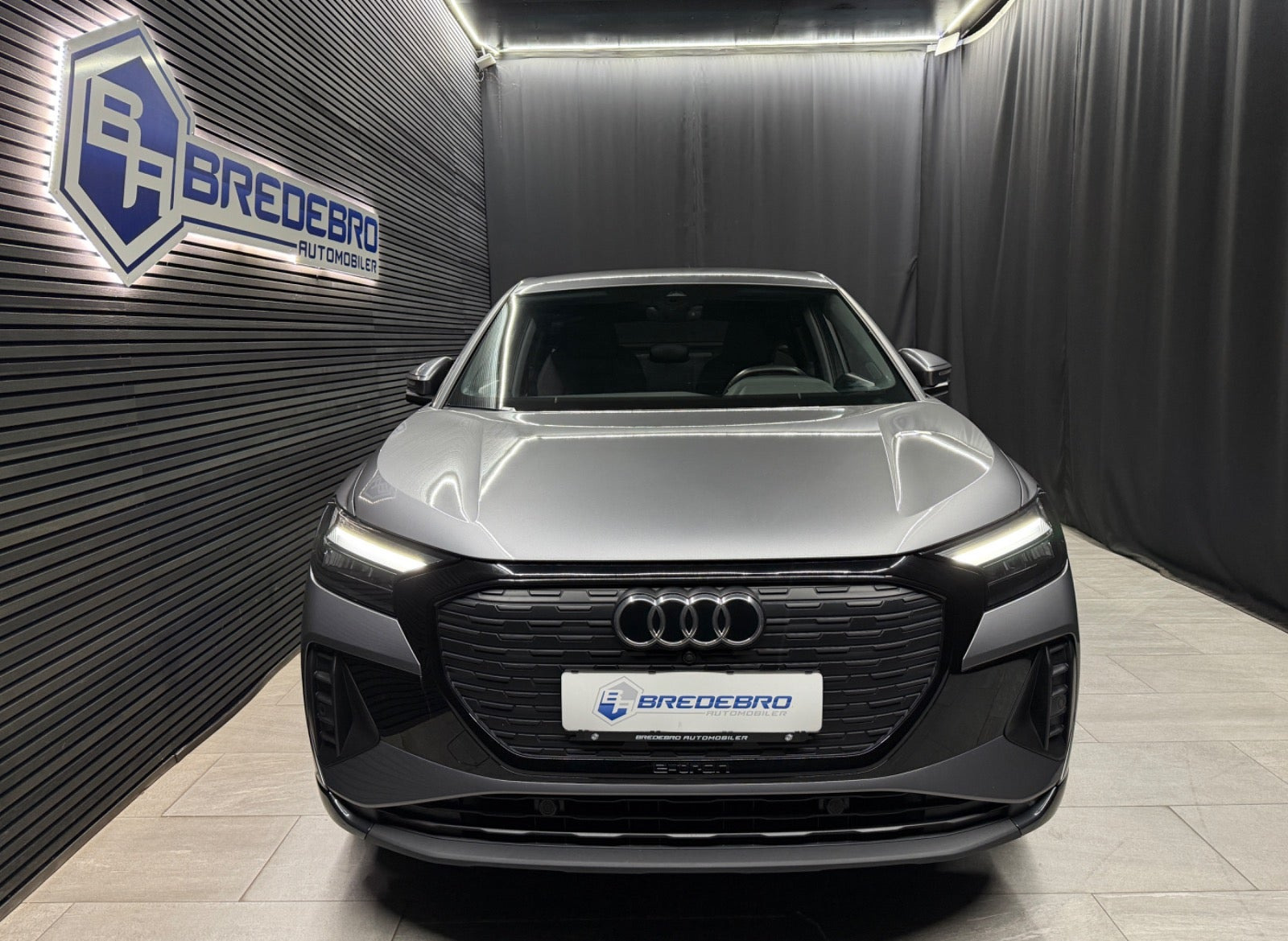 Grå Audi Q4 e-tron fra 2025