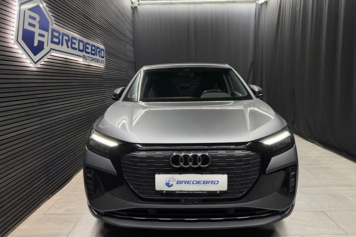 Grå Audi Q4 e-tron fra 2025