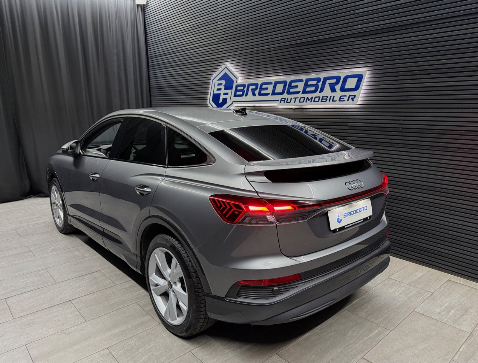 Grå Audi Q4 e-tron fra 2025