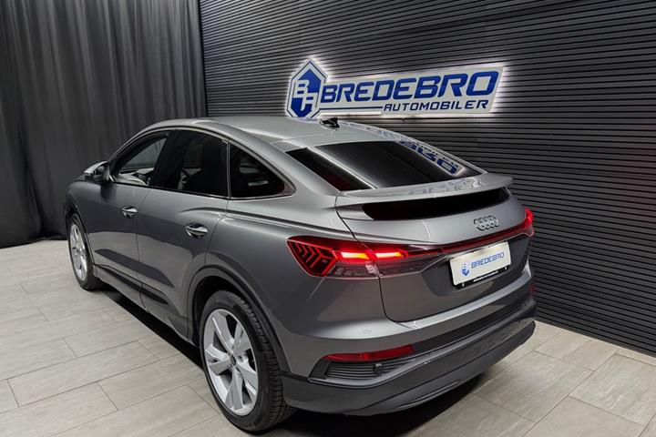 Grå Audi Q4 e-tron fra 2025