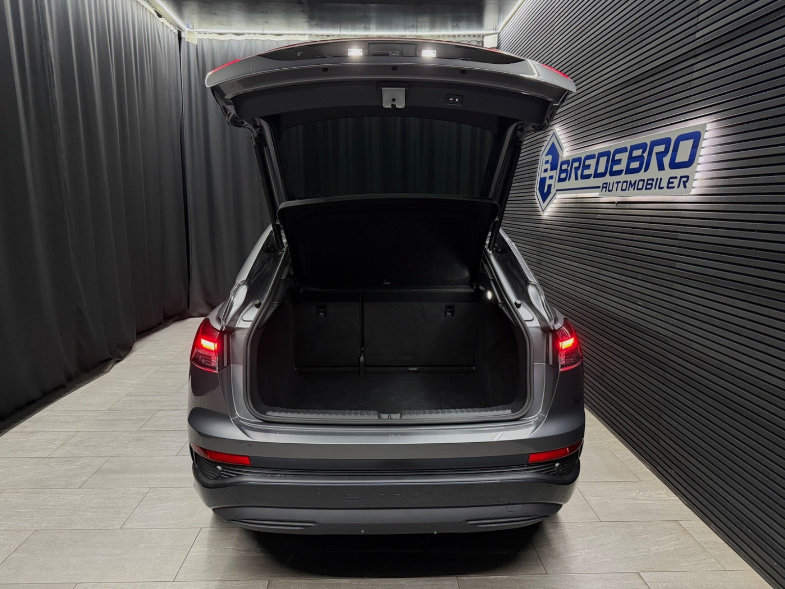 Grå Audi Q4 e-tron fra 2025