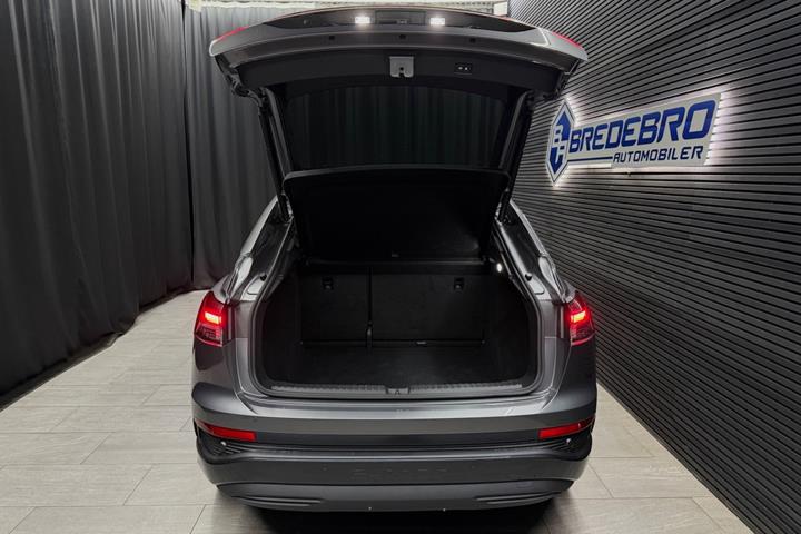 Grå Audi Q4 e-tron fra 2025