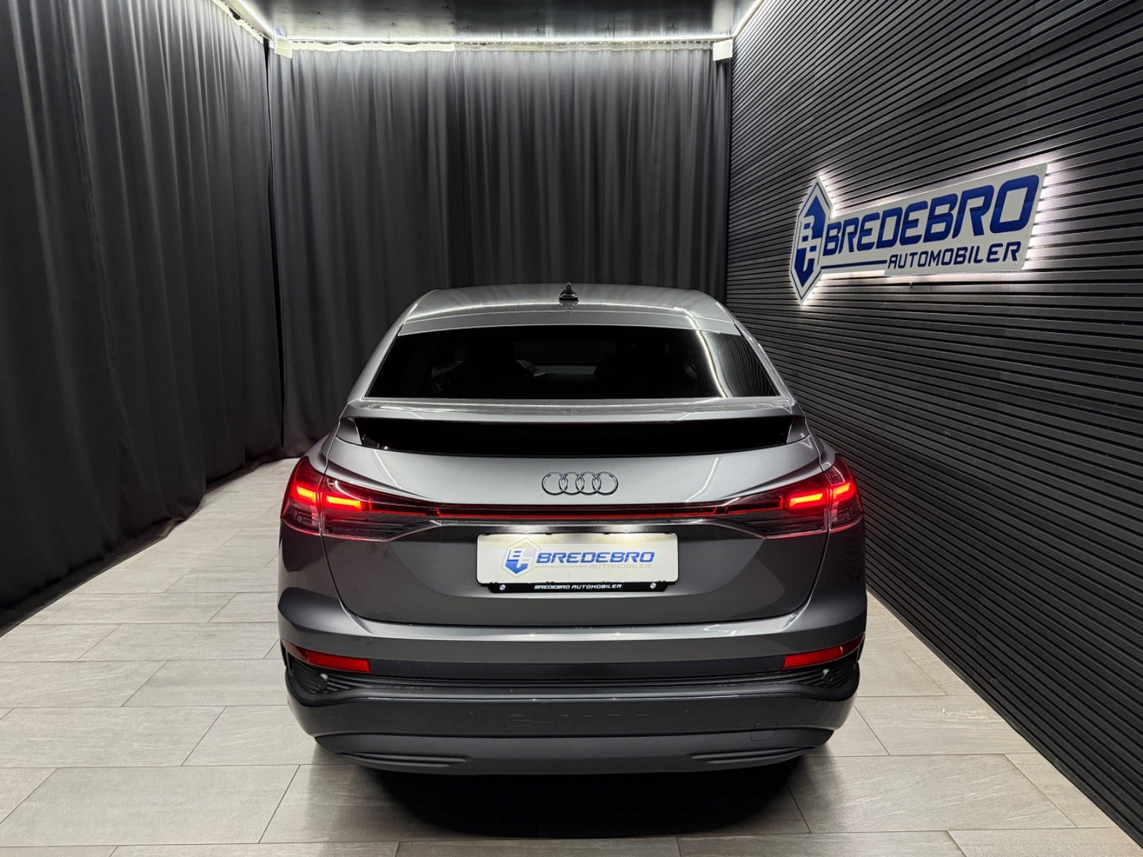 Grå Audi Q4 e-tron fra 2025