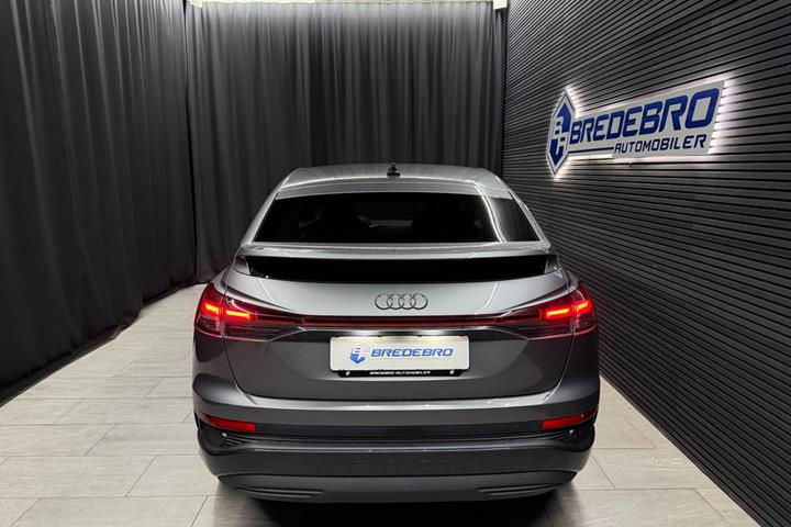 Grå Audi Q4 e-tron fra 2025