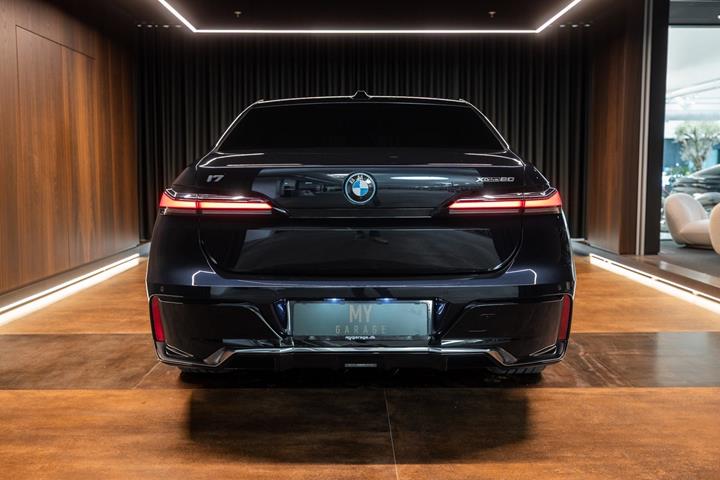 Sort BMW i7 fra 2023
