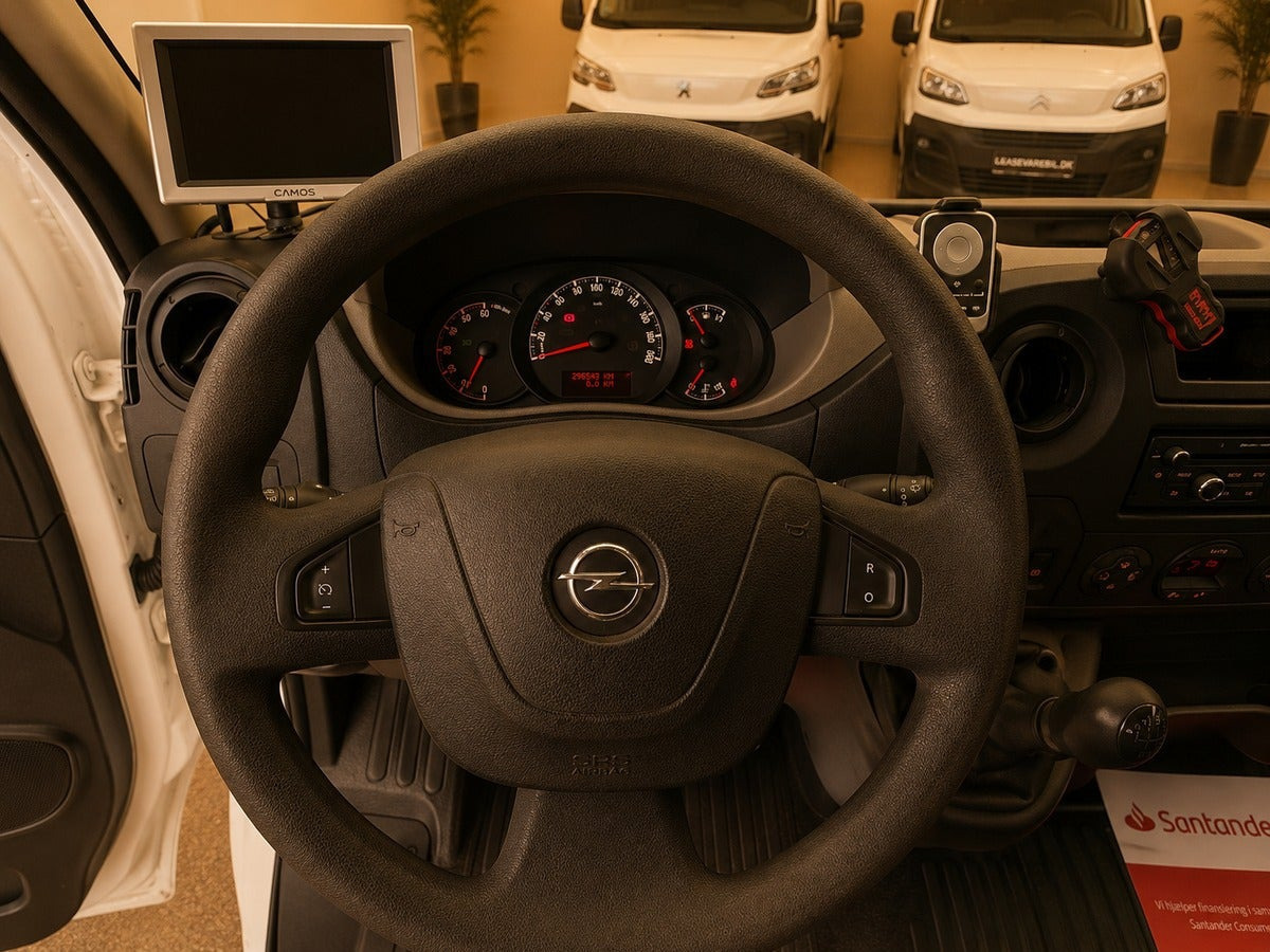 Hvid Opel Movano fra 2015