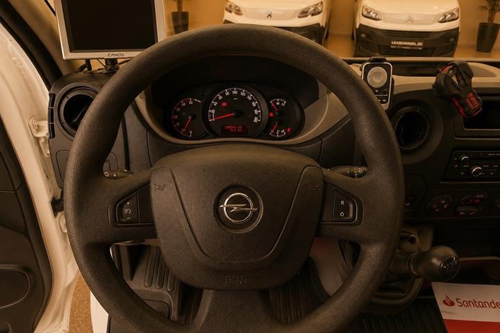 Hvid Opel Movano fra 2015