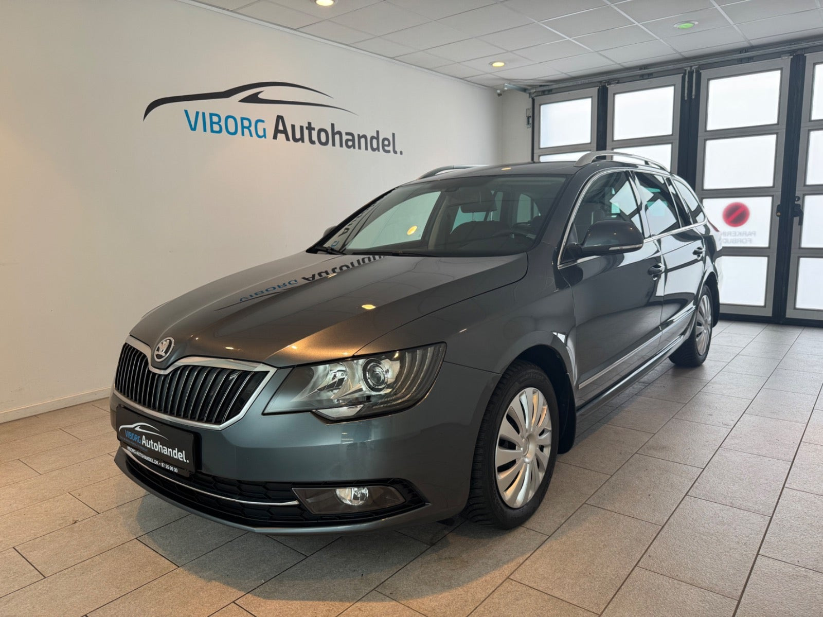 Grå Skoda Superb fra 2015