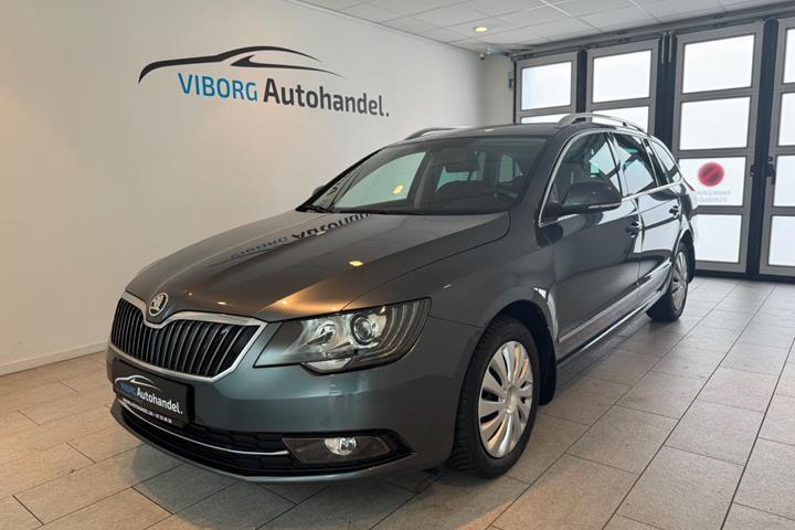 Grå Skoda Superb fra 2015