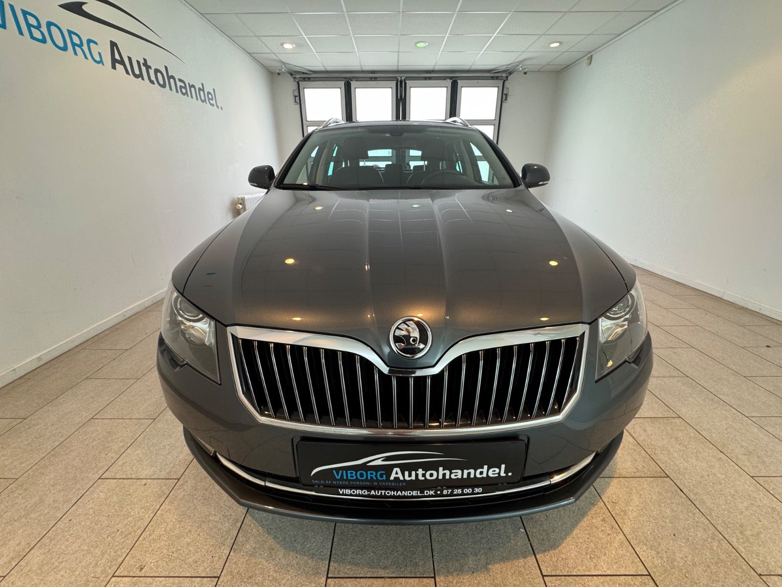 Grå Skoda Superb fra 2015