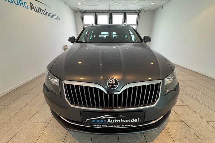 Grå Skoda Superb fra 2015