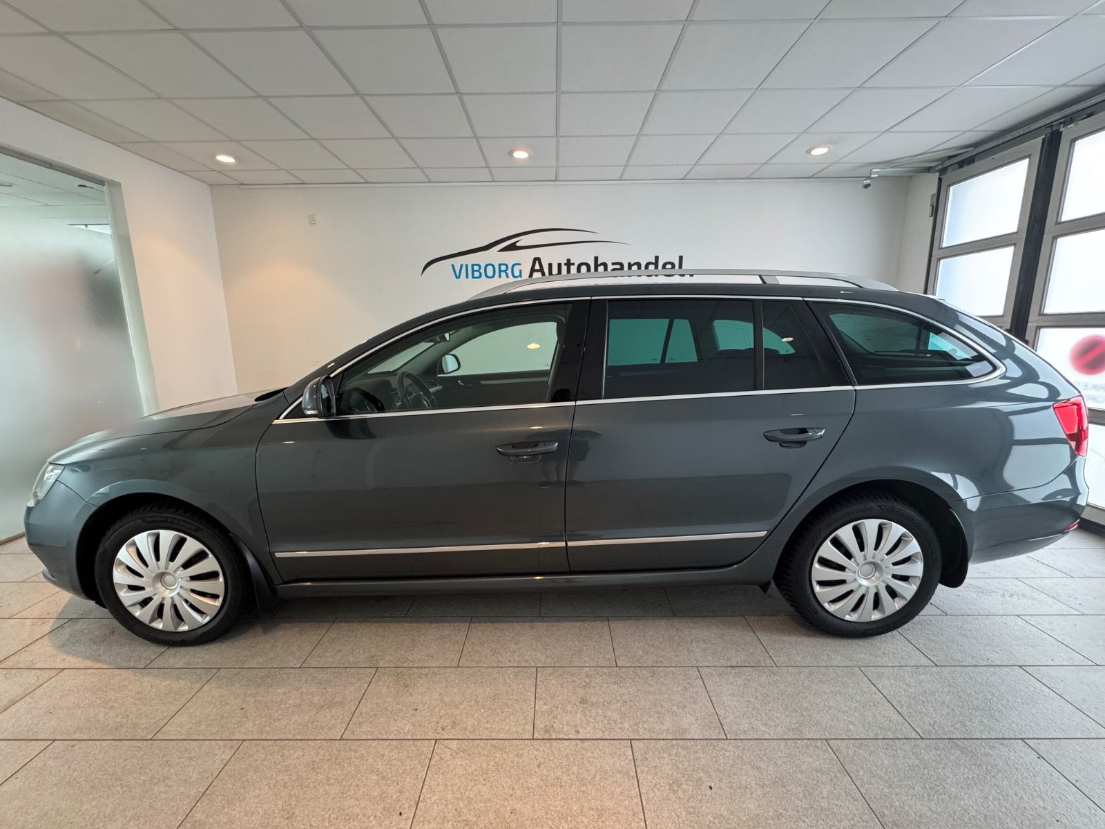 Grå Skoda Superb fra 2015