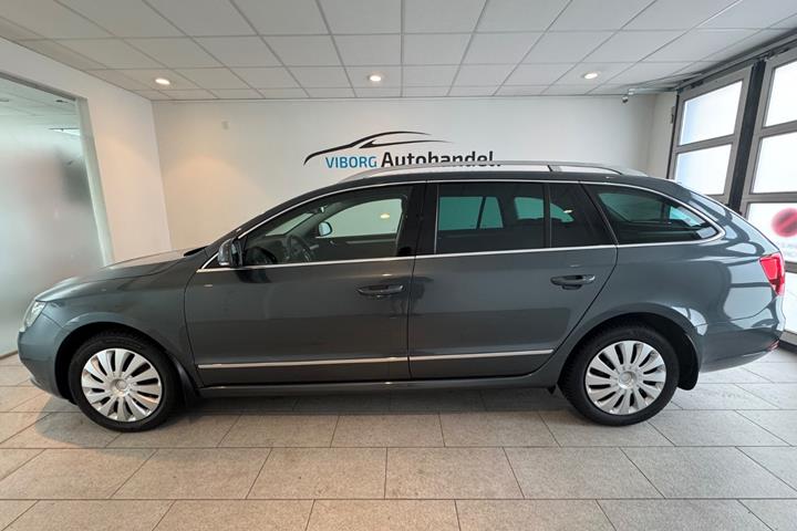 Grå Skoda Superb fra 2015