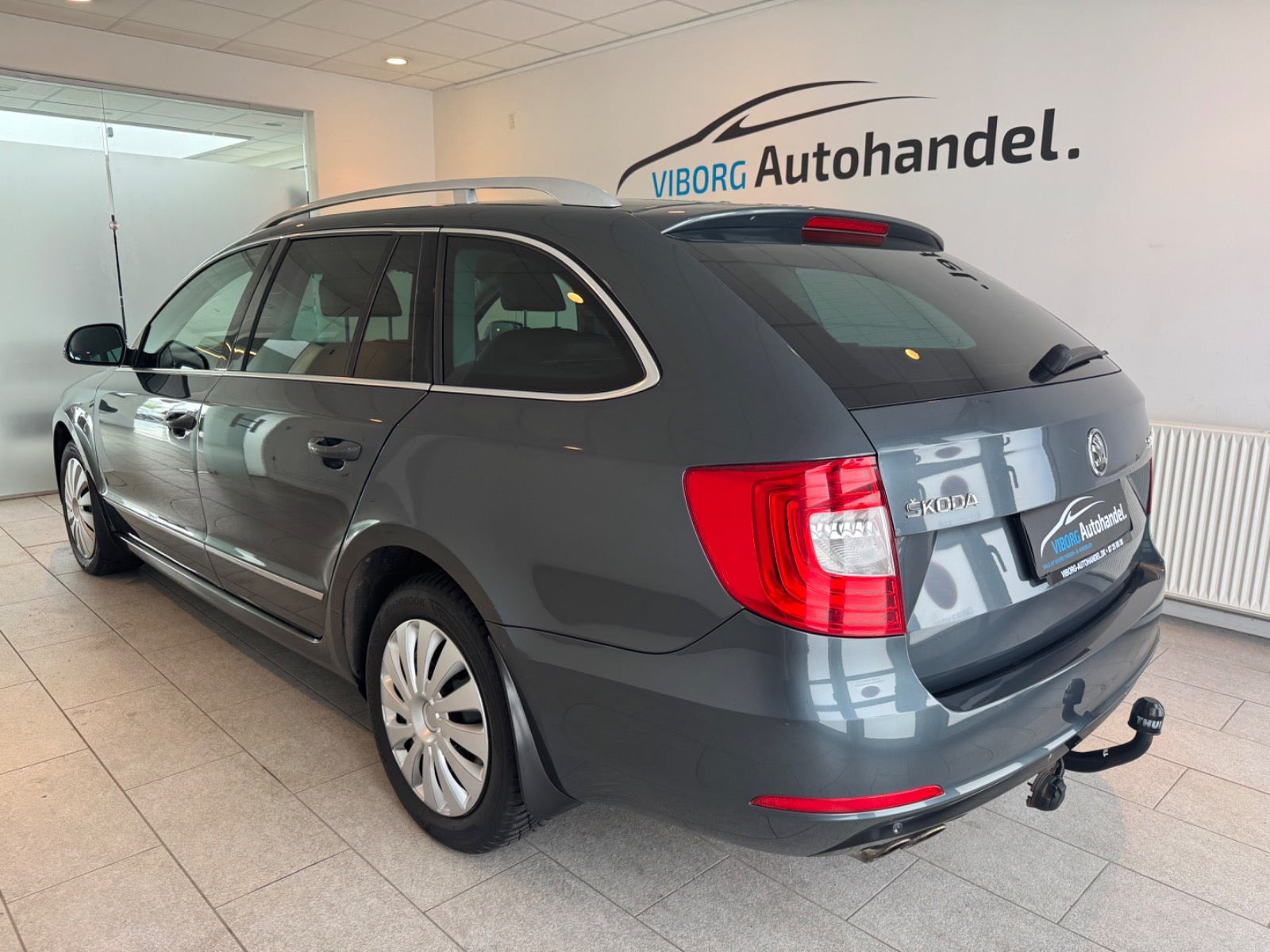 Grå Skoda Superb fra 2015