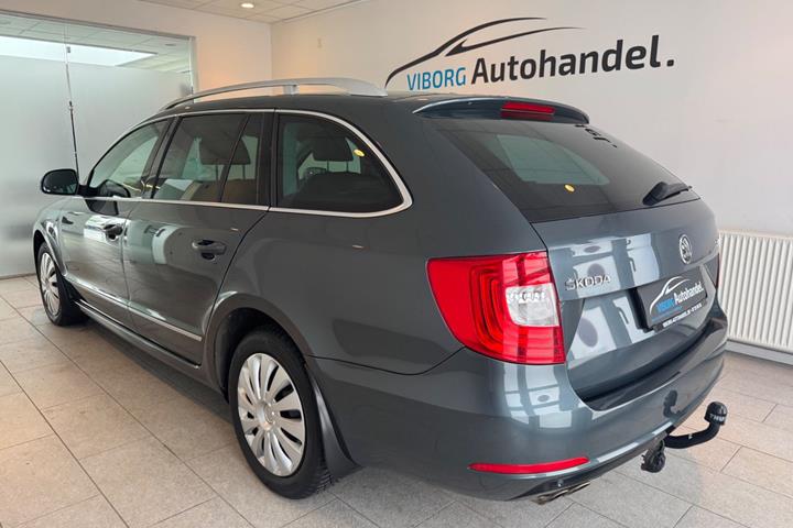Grå Skoda Superb fra 2015