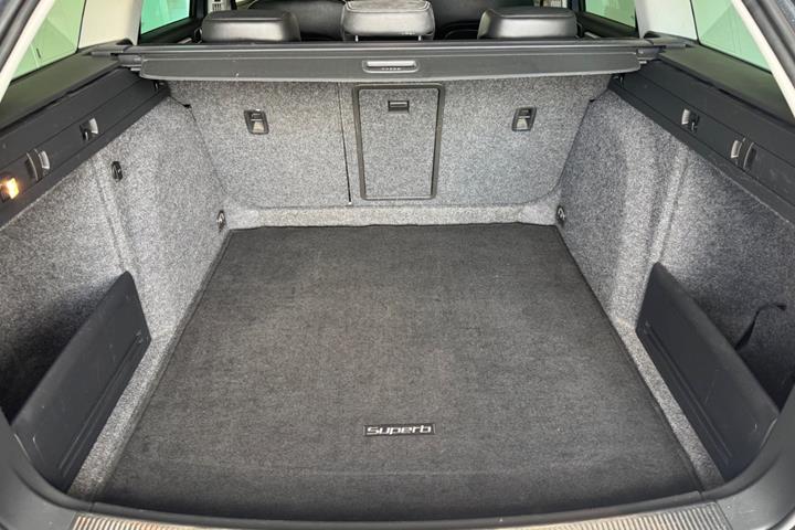 Grå Skoda Superb fra 2015