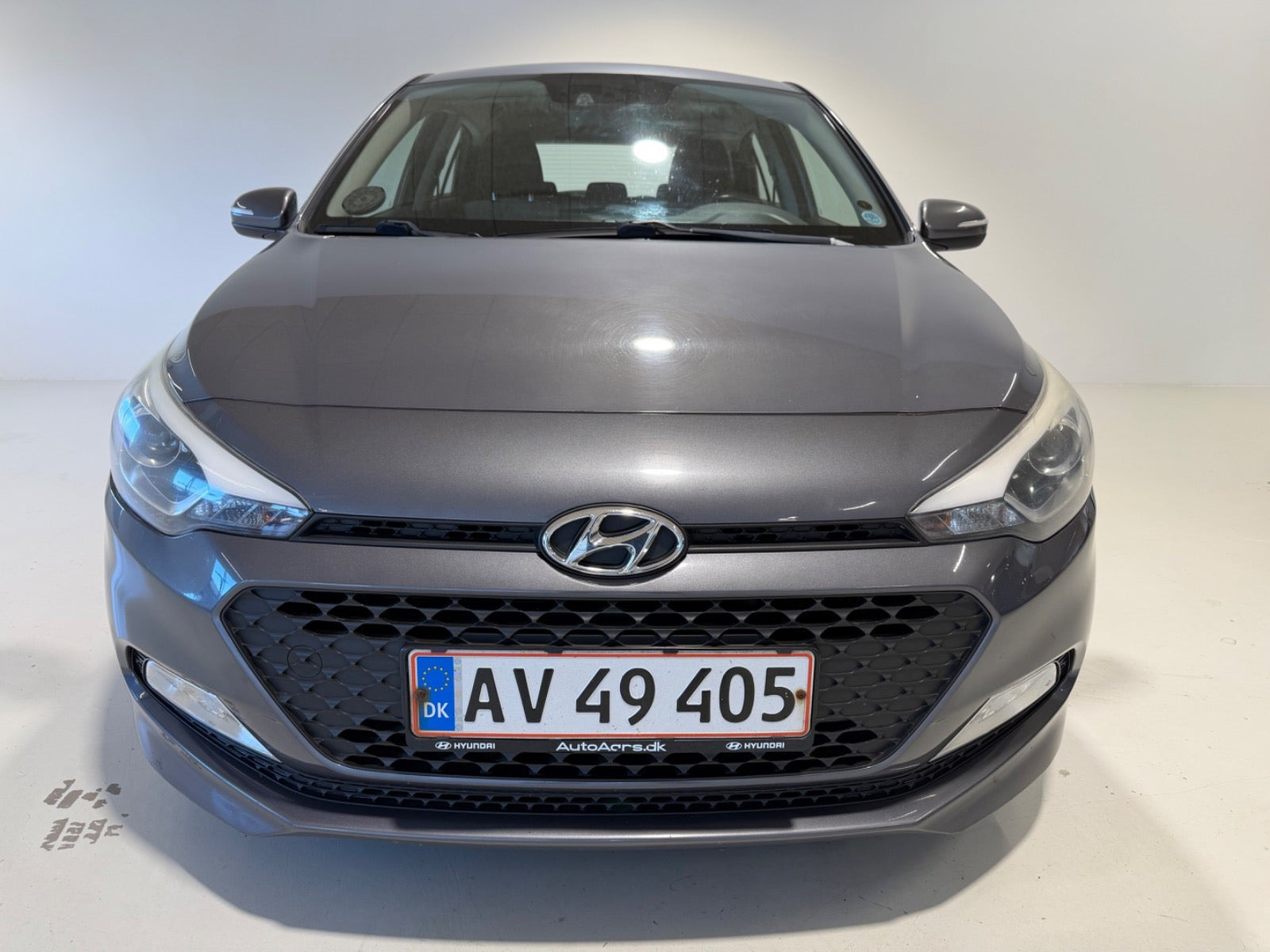 Grå Hyundai i20 fra 2015
