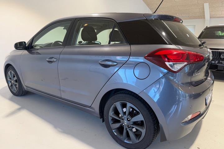 Grå Hyundai i20 fra 2015