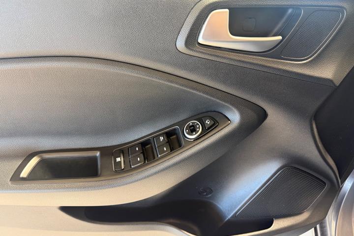Grå Hyundai i20 fra 2015
