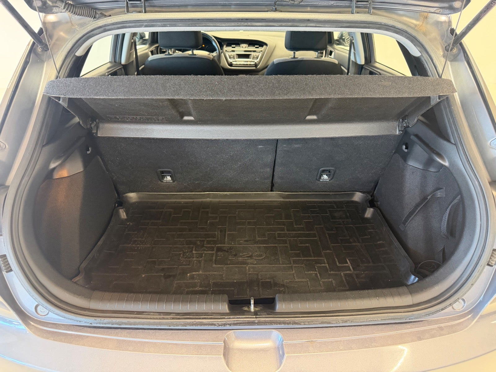 Grå Hyundai i20 fra 2015