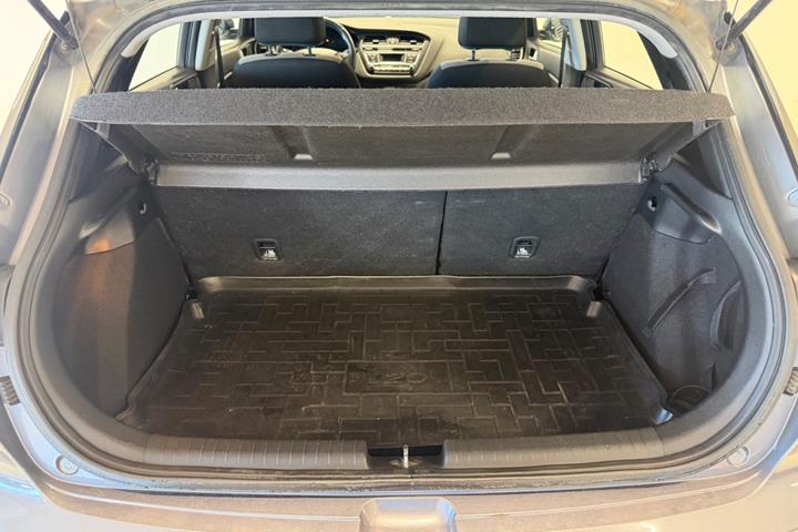 Grå Hyundai i20 fra 2015
