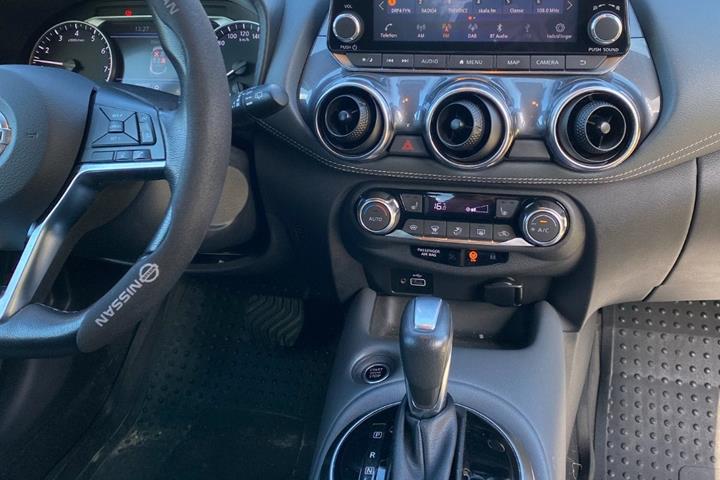Grå Nissan Juke fra 2021