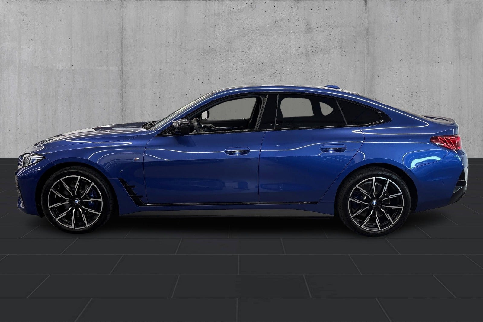 Blå BMW i4 fra 2025