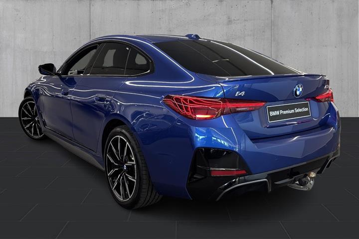 Blå BMW i4 fra 2025