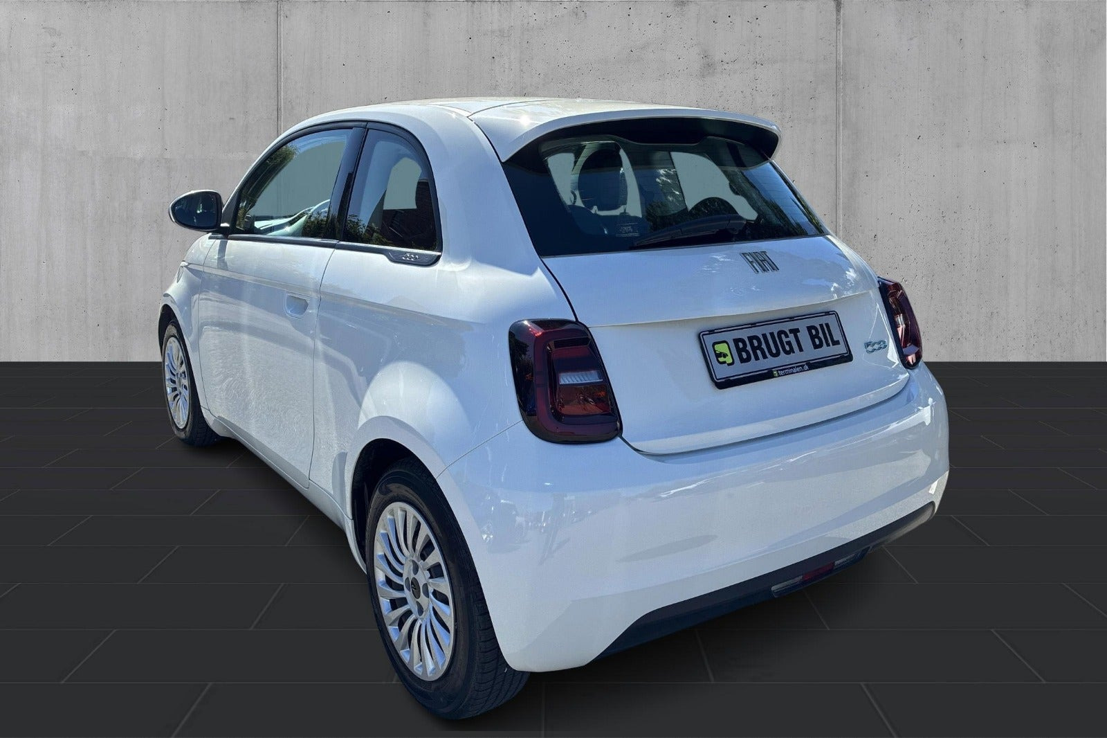 Hvid Fiat 500e fra 2023