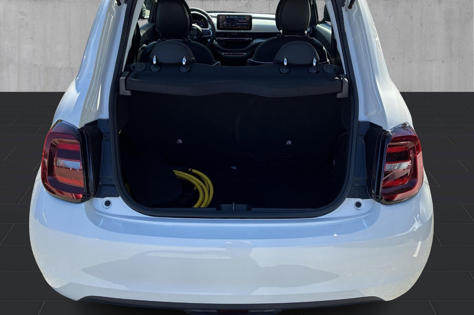 Hvid Fiat 500e fra 2023