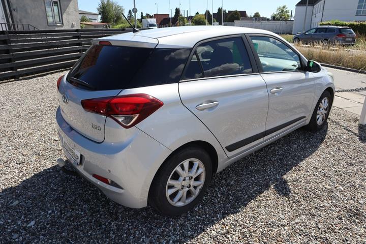 Sølv Hyundai i20 fra 2017
