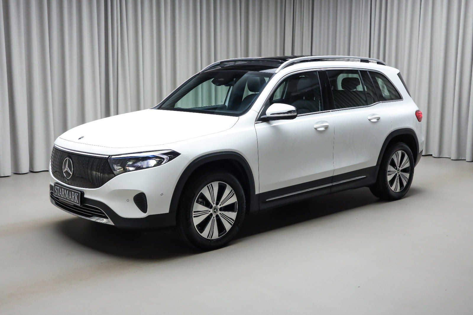 Hvid Mercedes EQB250+ fra 2026
