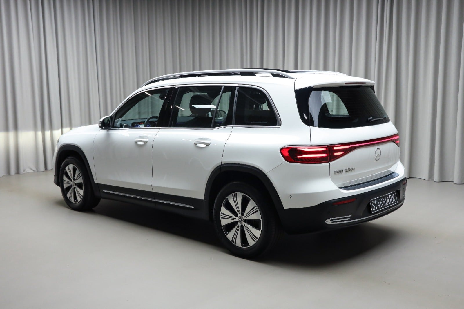 Hvid Mercedes EQB250+ fra 2026