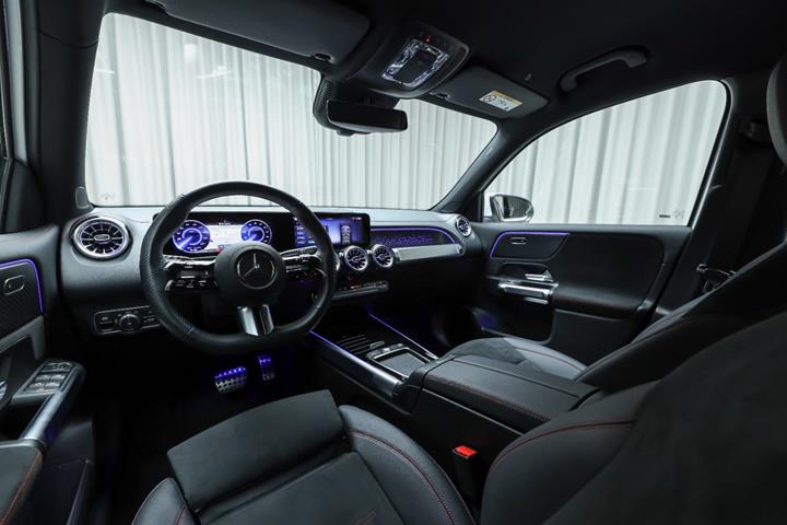 Hvid Mercedes EQB250+ fra 2026