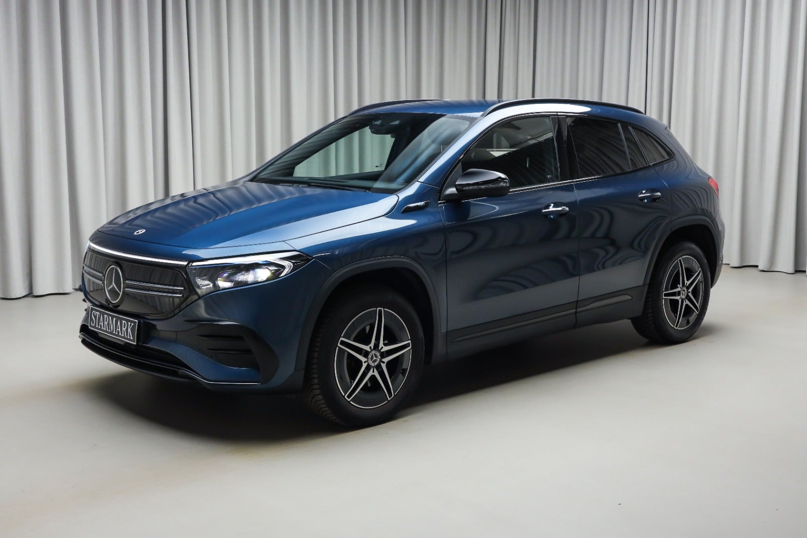 Blå Mercedes EQA250+ fra 2021