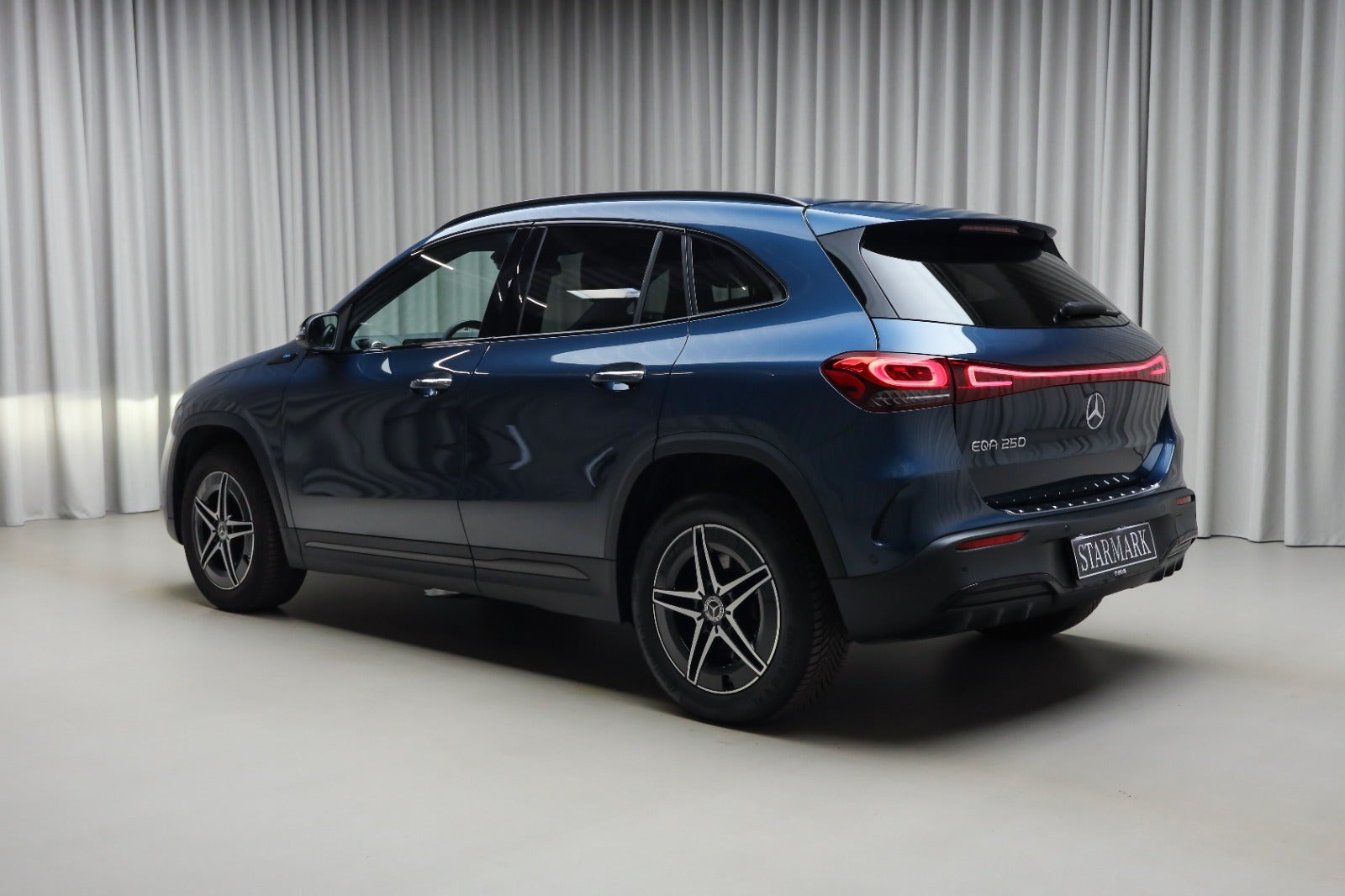 Blå Mercedes EQA250+ fra 2021