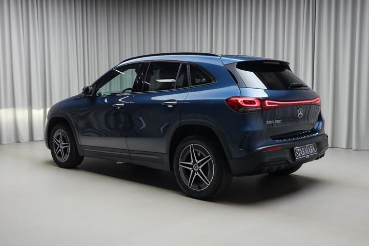 Blå Mercedes EQA250+ fra 2021