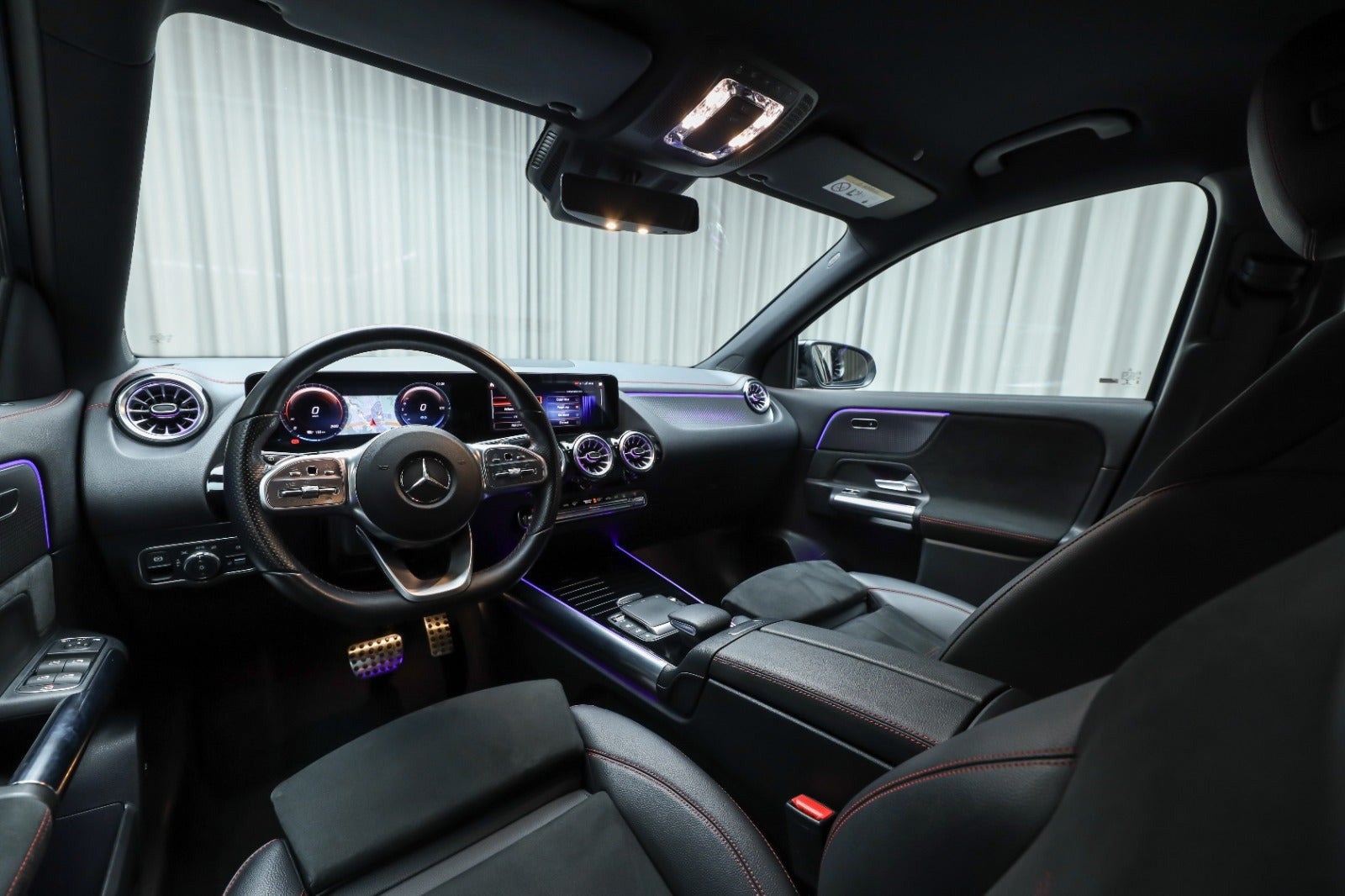 Blå Mercedes EQA250+ fra 2021