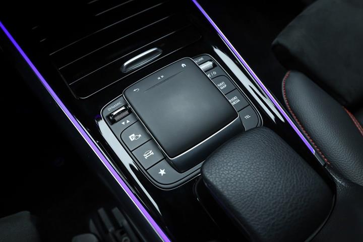 Blå Mercedes EQA250+ fra 2021