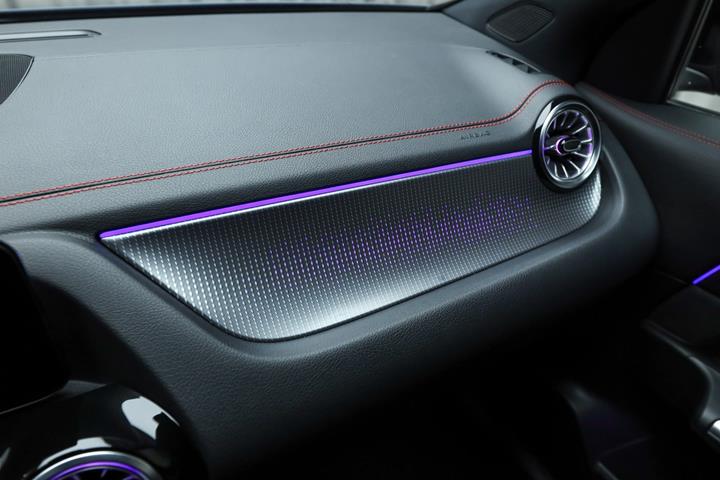 Blå Mercedes EQA250+ fra 2021