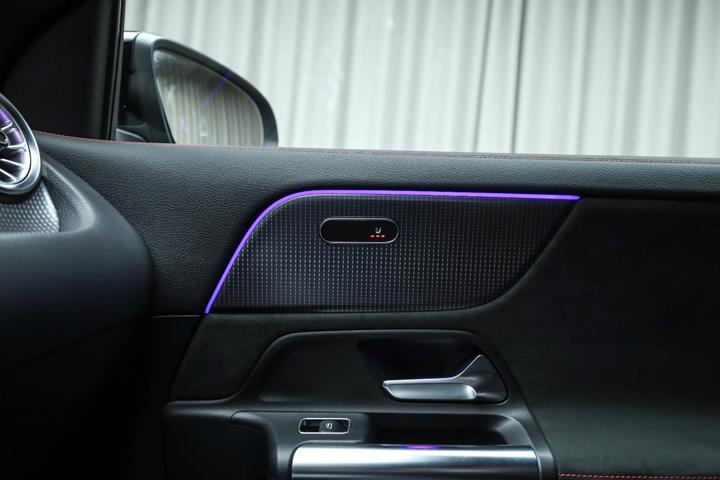 Blå Mercedes EQA250+ fra 2021