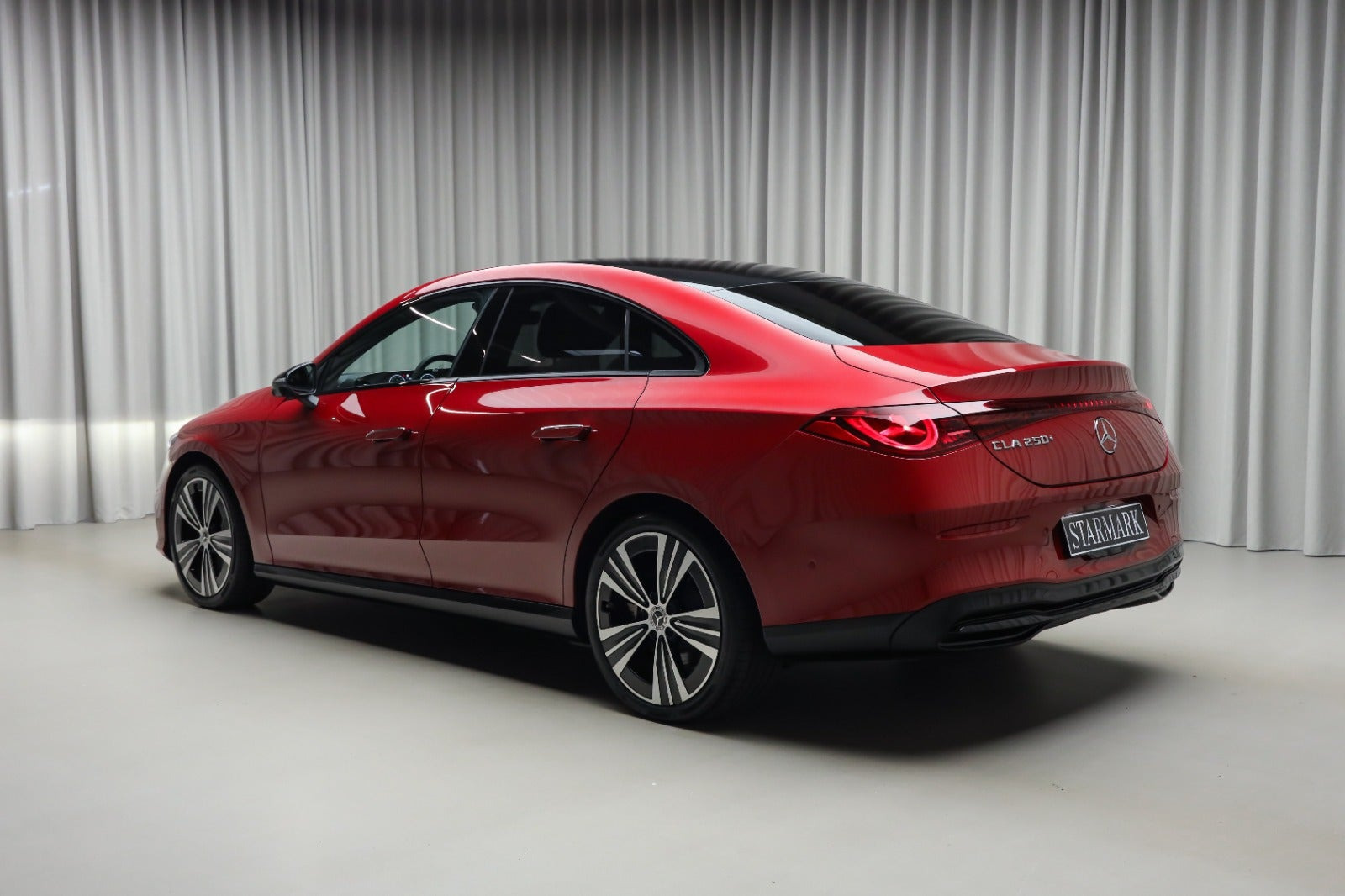 Rød Mercedes CLA250+ fra 2025