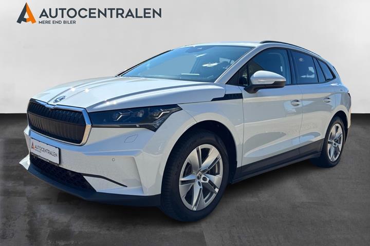 Hvid Skoda Enyaq fra 2024 set udefra