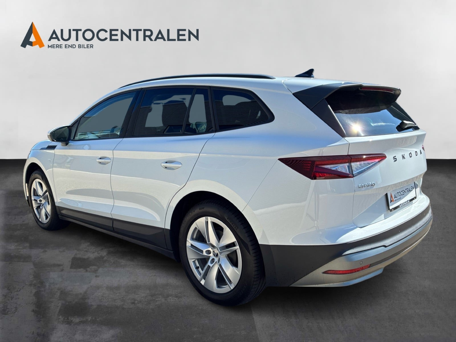 Hvid Skoda Enyaq fra 2024